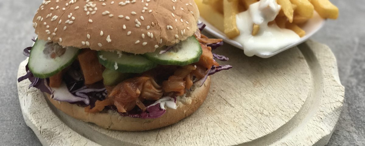 veganer pulled pork burger mit pommes