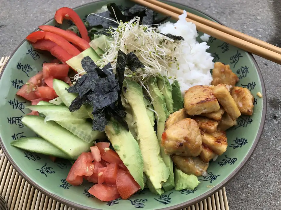 vegane sushi bowl mit Avocado und tempeh