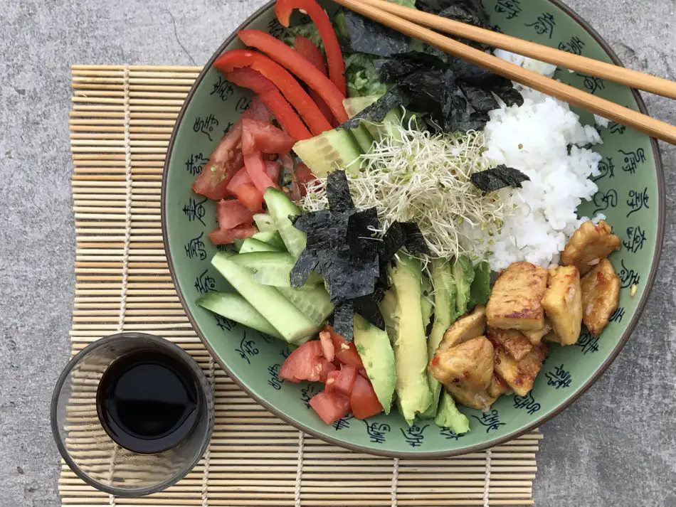 vegane sushi bowl - gelingt auch leicht beim campen