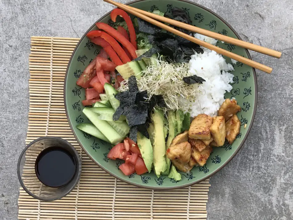 vegane sushi bowl mit chili-tempeh