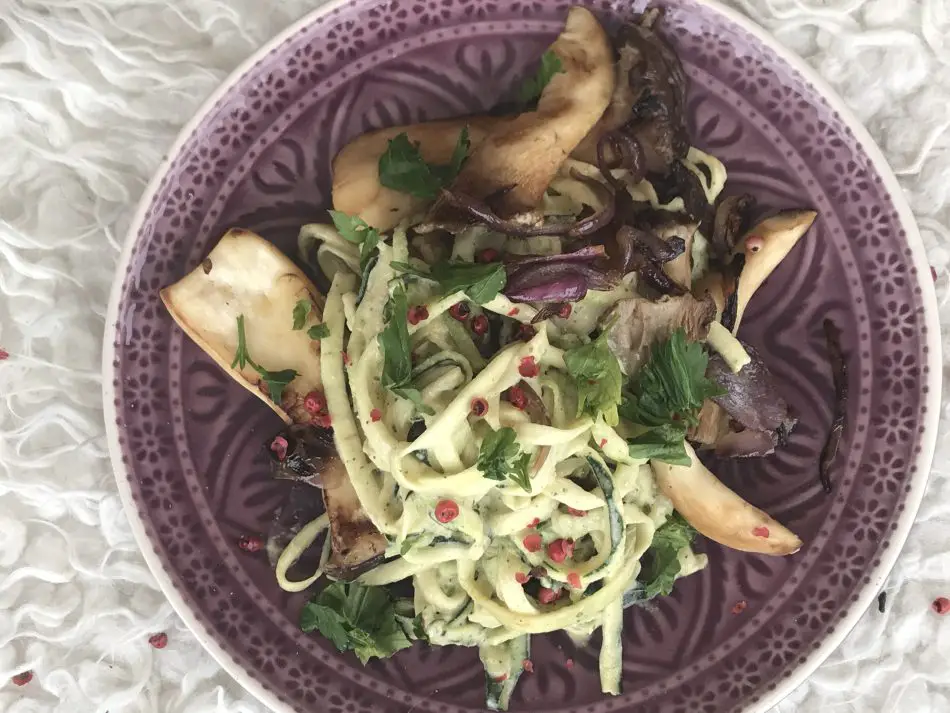 Zucchini-Nudeln mit Tahiti-Sauce roh vegan und gebratenen Pilzen