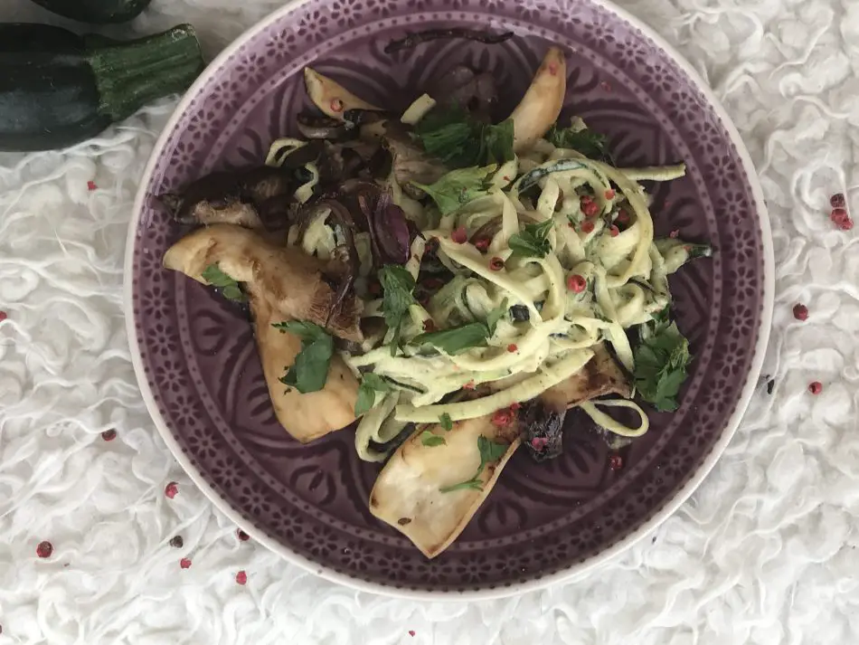 Zucchini-Nudeln mit roh-veganer Tahiti-Sauce und gebratenen Pilzen