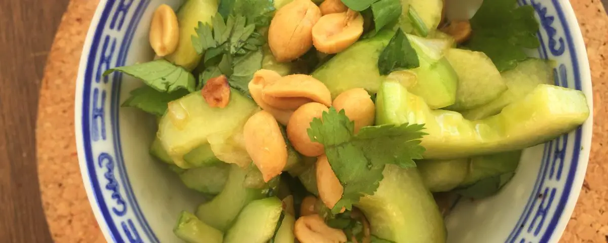 Gurkensalat mit Erdnuessen und asiatischen Kraeutern