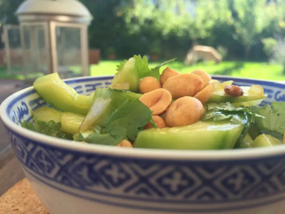 Gurkensalat mit Erdnuessen asiatisch