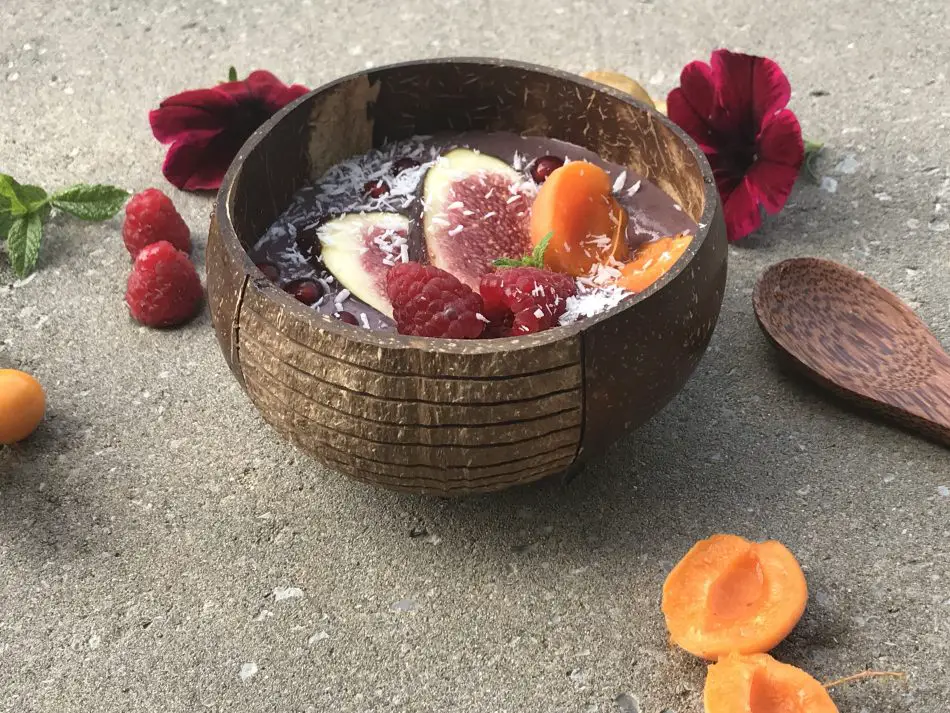 acai-smoothie-Bowl mit Kokosnussmilch und frischen Fruechten