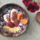 Acai-Smoothie-Bowl mit frischen Fruechten