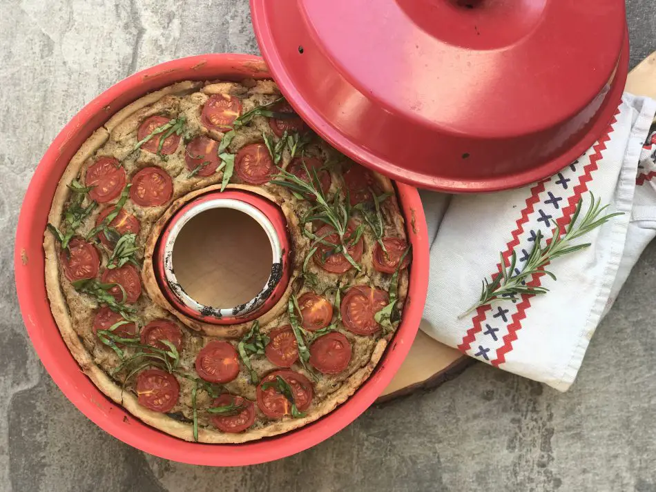 vegane Tomaten-Lauch-Quiche aus dem Campingbackofen