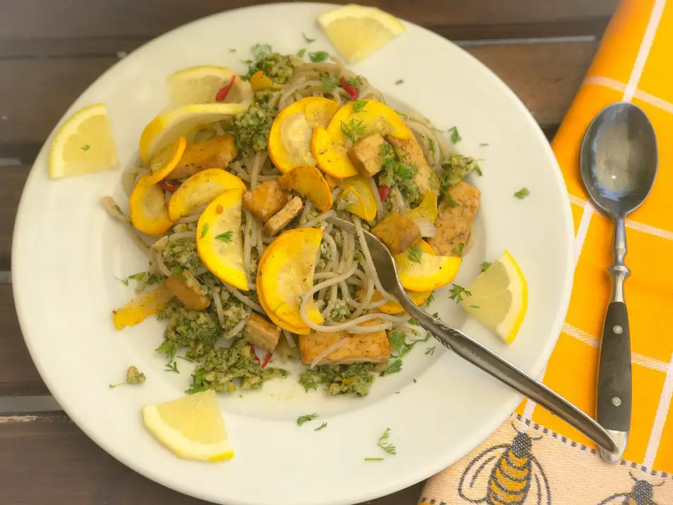Vollkorn-Reis-Spaghetti mit Koriander-Pesto und Zucchini