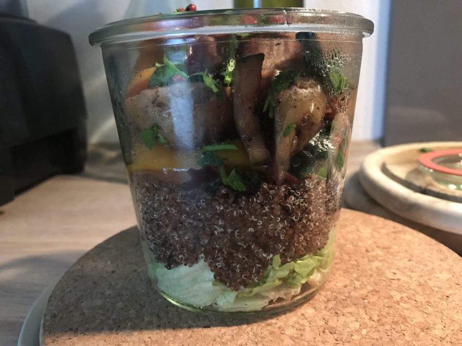 canihua als salat mit gemüse - vegan