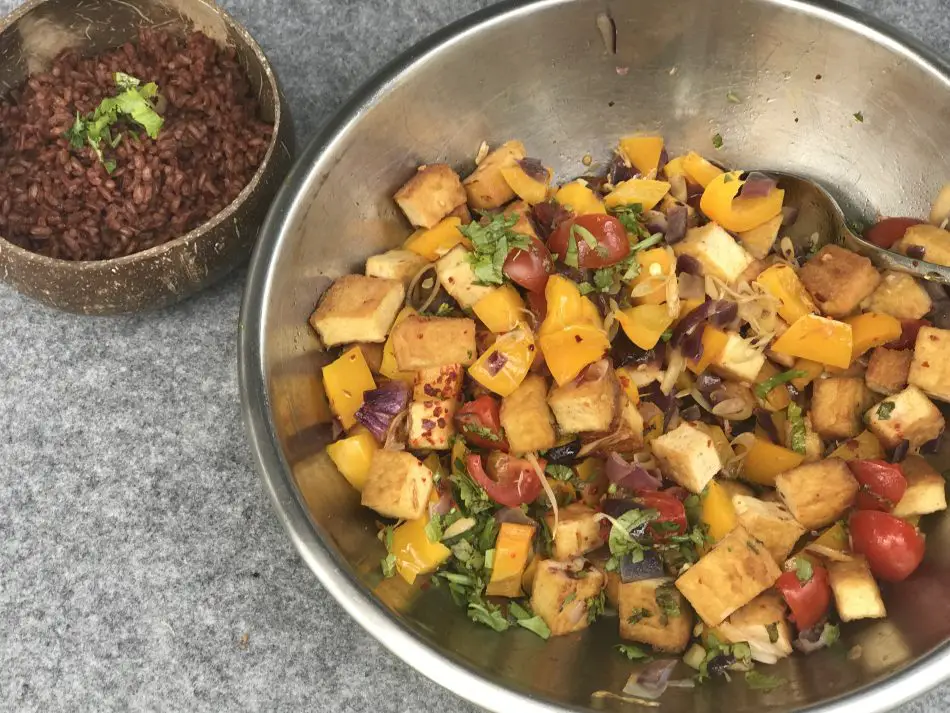 fried tofu salad mit braunem reis - vegan, gesund und schnell gekocht