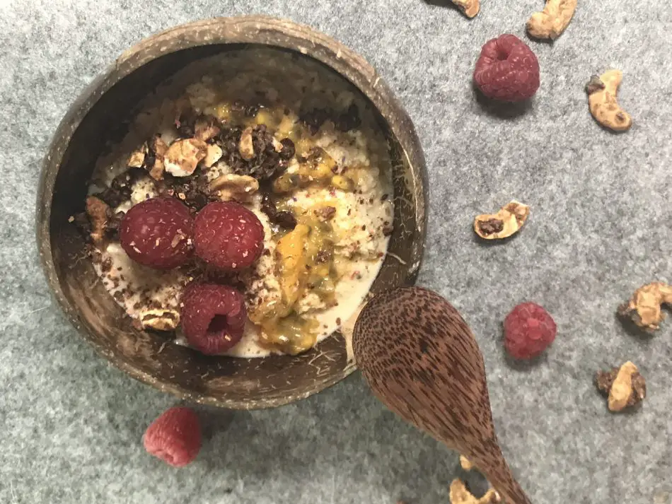 quinoa porridge mit fruechten und nuessen