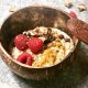 veganes quinoa porridge mit frischen fruechten