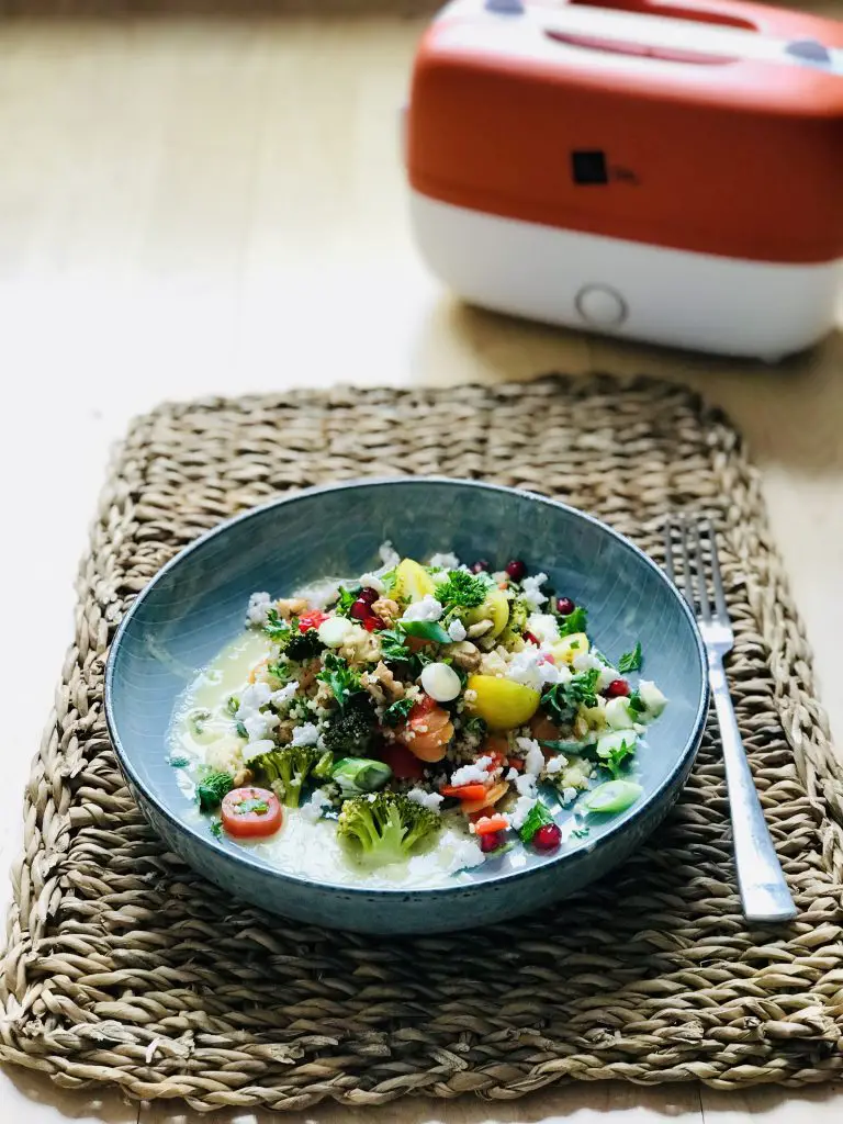 veganer Couscous-Salat mit Feta, Walnüssen und Granatapfel an Tahini-Dressing