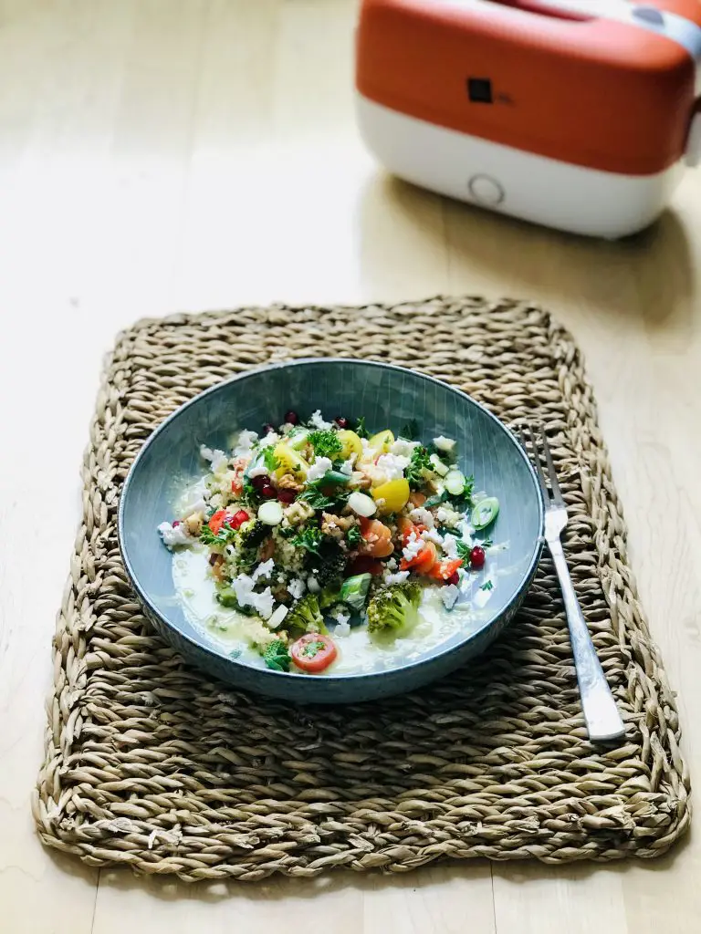 veganer Couscous-Salat Winterstyle: mit Feta, Walnüssen und Granatapfel an frischem Tahini-Dressing - schnell zubereitet, gesund und lecker durch den Winter
