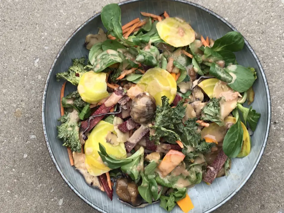 veganer herbstsalat mit beete, maronen und rothkohl