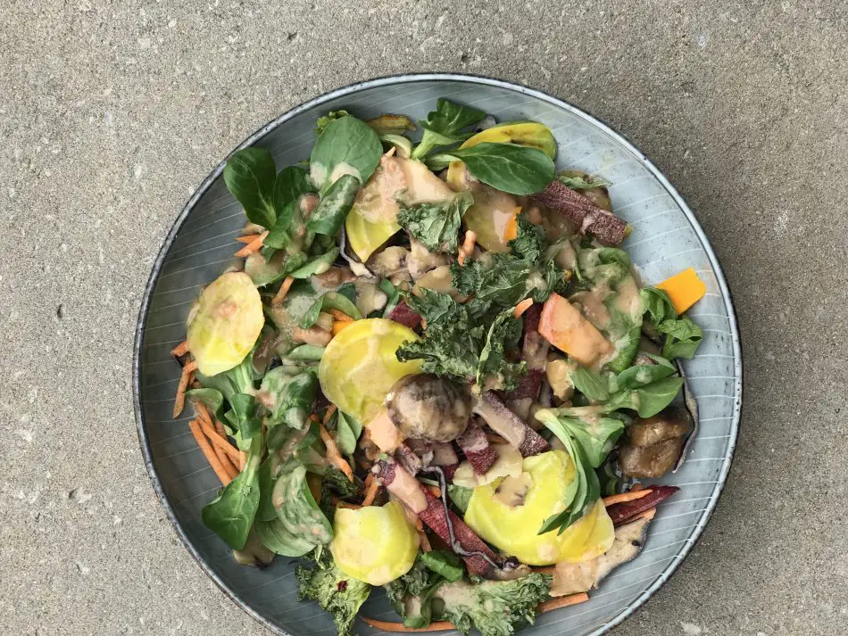 veganer herbstsalat mit maronen und gelber beete