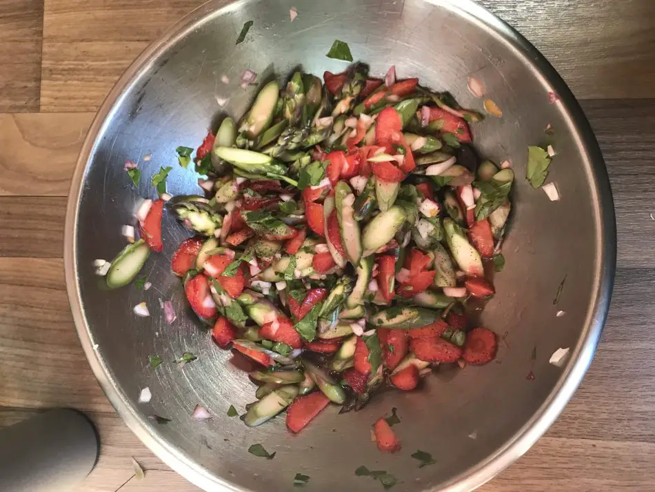 veganer Spargel-Erdbeer-Salat - ein Fruehlingsrezept von vegane Campingkueche - von Campern für Camper
